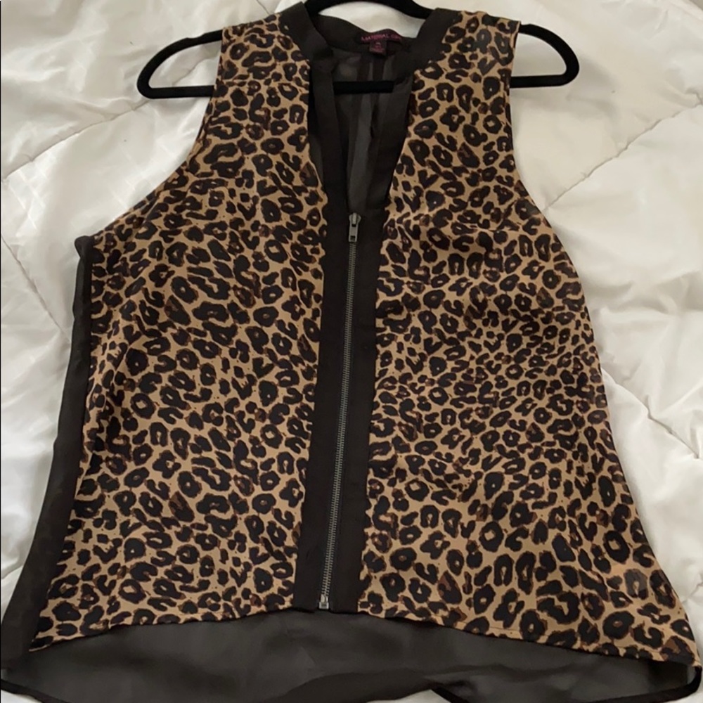 High-low sleeveless leopard top